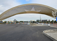 Панорамный вид на парковке у аэропорта BAKI